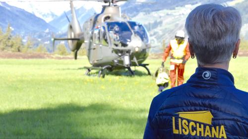 Auf Bain Crotsch stellt Ursula Hofer von der Lischanahütte die Ware für den Flug bereit. (Foto: Jan Schlatter)