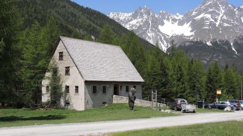 Il museum da la Schmelzra infuormescha davart las lavuors dals miniers da S-charl. (fotografia: Benedict Stecher)