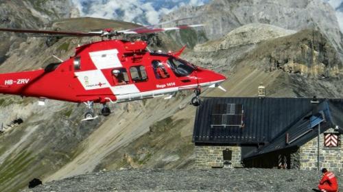 La Rega maina a chasa ils paziaints svizzers cun l’eroplan e per distanzas plü cuortas eir cun l’elicopter. Experts cussaglian dad avair üna sgüranza per tals cas (fotografia: Rega).