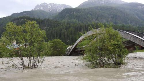 In San Niclà bei Strada war der Wasserpegel des Inns so hoch, dass die Feuerwehr Muttler zum Schutz einer Liegenschaft eingreifen musste. (Foto: Nicolo Bass) 