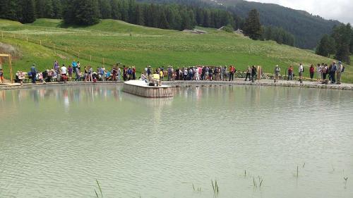 Indigens e giasts s’han inscuntrats al Lai da Padnal per la festa d’inauguraziun (fotografia: Annatina Filli).