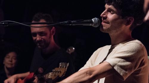 Die Freude an der eigenen Musik ist bei James Gruntz und seiner Band spürbar. Foto: fotoswiss/Giancarlo Cattaneo