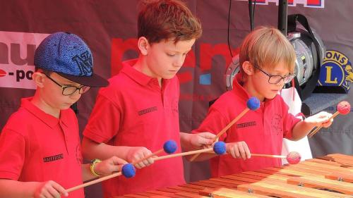 Ils scolars da percussiuns s’han preschantats in plaina concentraziun (fotografia: Benedict Stecher).