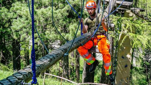 «Super Mario» alias Mario Mammoliti kontrolliert im Hochseilgarten Pontresina akribisch jede Schraube und jede Spannverbindung. Foto: Jon Duschletta