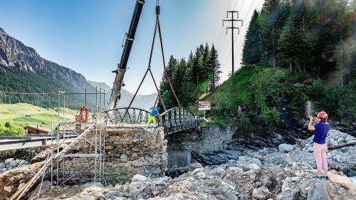 Einbau der Notfallbrücke über den Hüscherabach Westseite. Foto: staka