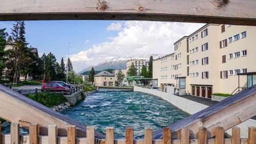 Blick von der neuen Nolda-Holzbrücke auf die Crasta-Brücke und die rechtsseitige Uferschutzverbauung. Foto: Jon Duschletta