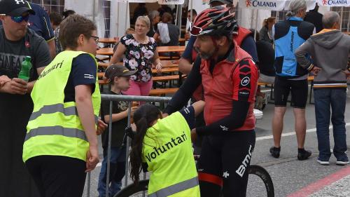 Im Zielgelände tragen die Voluntari sicherheitshalber auffällige Westen.  (Foto: Jan Schlatter)