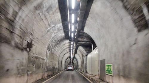 Auch wenn der Schein trügt, der private, einspurige Strassentunnel Munt La Schera der Engadiner Kraftwerke AG (hier das Nordportal am Ofenpass) ist mit allen erdenklichen technischen Sicherheitselementen ausgestattet. Foto: Jon Duschletta