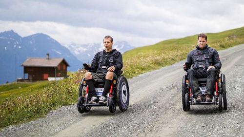 Cullas nouvas sopchas cun roudas electricas in viadi sülla Motta Naluns. Las sopchas electricas vegnan masinadas cun l’agüd d’ün joystick (fotografias: Dominik Täuber/TESSVM).