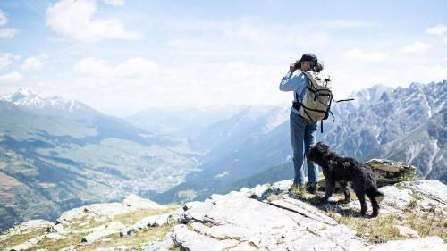 Anna Mathys verbringt ihren Sommer als freiwillige Schafhirtin am Crap Puter, oberhalb von Tarasp (Foto und Video: Mayk Wendt).