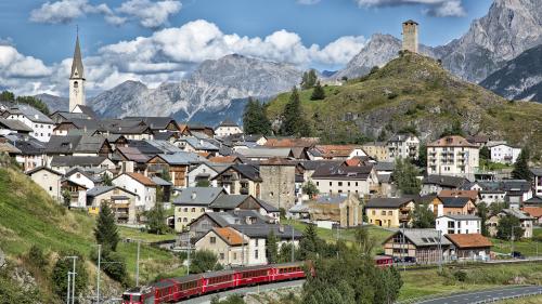 Ils cumüns da Segl in Engiadina ed Ardez sun nominats per la concurrenza dal plü bel cumün in Svizra. (fotografias: Segl Turissem / RhB)