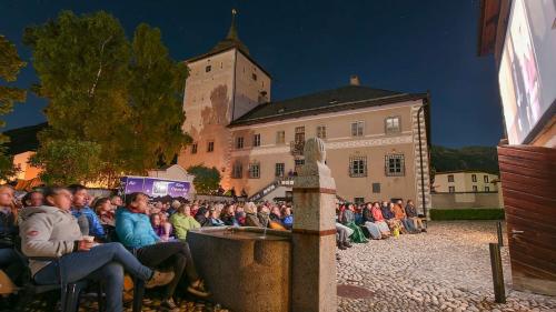 La cuort dal Chastè Planta Wildenberg a Zernez s’ha transmüdada per ses dis sco center dal Kino-Openair dal Parc Naziunal Svizzer (fotografia: Hans Lozza/PNS).