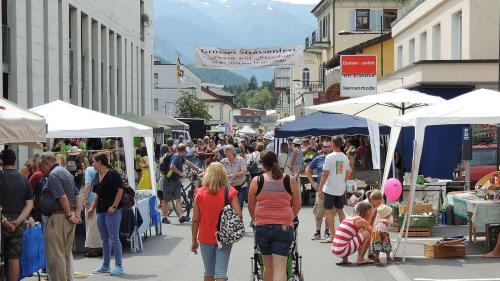 Var 5000 persunas han visità la Festa dal Stradun a Scuol. (fotografia: Benedict Stecher)