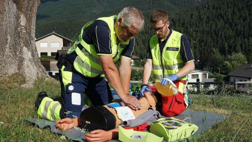 Ils samaritans exerciteschan regularmaing l’adöver dal defibrillatur extern. (fotografia: Ursula Grimbichler)