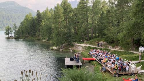 Malerischer Konzertort: Die Wasserzeichenbucht an der Halbinsel Chastè