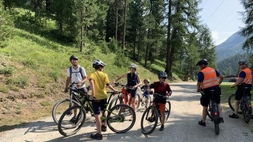 Die St. Moritzer Bike Police ist bürgernah. Deshalb setzt sie auf ihren Patrouillen auf Information.