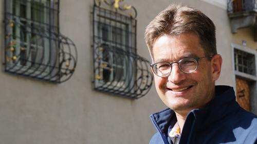 Der Kommunikationsprofi Stefan Triebs vom Schweizerischen Nationalpark steht hinter der Organisation des Kino-Openairs und schwört auf das lauschige Ambiente des Zernezer Schlosshofes. Foto: Jon Duschletta