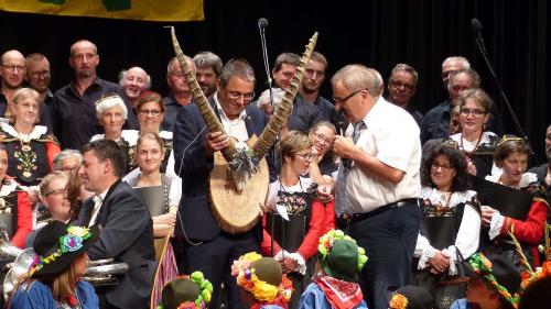 A la fin da la sairada ha regalà il capo da Valsot, Victor Peer, al president da Gossau Wolfgang Giella ün pêr cornas da capricorn. (fotografia: Victor Peer)