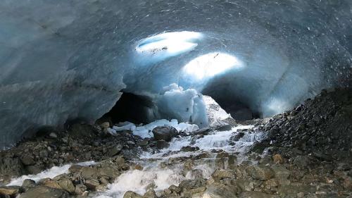 Innenaufnahme des Fundortes in der Eisgrotte. Foto: Kantonspolizei Graubünden