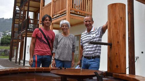 Chasper Cadonau, architect (da schnestra), Ursina Mengiardi, presidenta, e Roland Weber, mainagstiun da la Chasa Puntota, han preschantà cun superbgia la nouva sporta per attempats cun demenza (fotografia: Nicolo Bass).