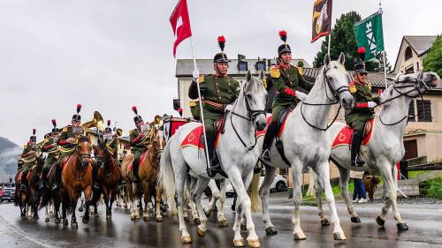 Die St.Gallische Reitermusik am Jubiläumsumzug des Concours Hippique in Zuoz. Foto: Jon Duschletta