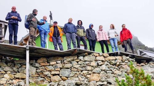 Mitglieder des Pontresiner Gemeindevorstands mit Projektverantwortlichen auf Baustellenbesuch. Foto: Jon Duschletta