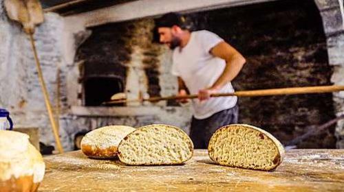 Patrick Gonzalez, Bäcker aus Vicosoprano, buk Halbweissbrot und kämpfte mit den Tücken des historischen Holzbackofens im Pontisella. Foto: Jon Duschletta