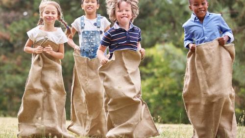 Kinder hüpfen einfacher von der einen Sprache in die andere (Foto: Fotolia.com/Robert Kneschke).