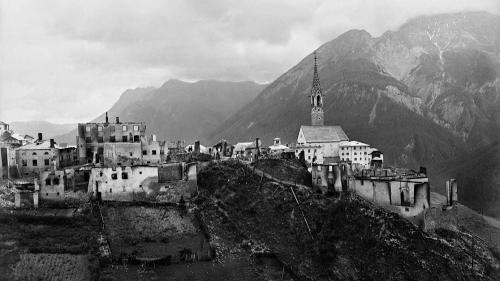 Cun sias fotografias ha Johann Feuerstein eir documentà disgrazchas e catastrofas sco qua da l’on 1921 l’incendi a Sent. 	(fotografia: Johann Feuerstein)