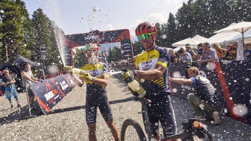 Casagrande und Rabensteiner feiern den Gesamtsieg. Foto: Swiss Epic/Holler