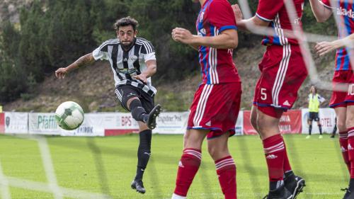 Tejo(FC Celerina) setzt seinen Aussenrister zum 3:0 in die Maschen. Foto: Daniel Zaugg