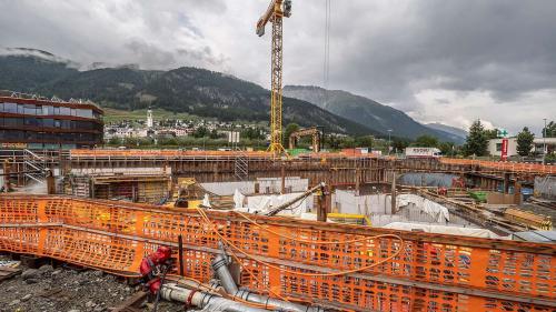 Dass die monatelange Grundwasserabsenkung bei der Migros-Grossbaustelle in Samedan Einfluss auf den Pegelstand der Golfseeli hat, überraschte die Experten des Bundes mehr als manche Einheimischen. (Fotos: Daniel Zaugg)