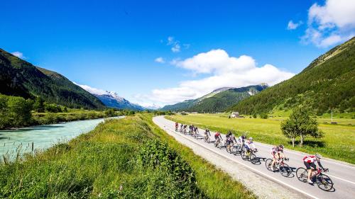 Wider Erwarten passte das Wetter am Engadin Radmarathon vom Wochenende. Foto: Stefan Schwenke/Engadin Radmarathon