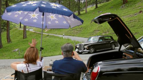 Die Fahrer der klassichen Automobile aus England wussten sich in der Hitze zu helfen. Foto: Andy Mettler / swiss-image.ch