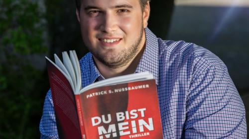 Patrick S. Nussbaumer möchte seine Leidenschaft für das Schreiben vor allem Jugendlichen weitergeben, dies macht er unter anderem mit dem Jugend-Schreibwettbewerb der «Engadiner Post/Posta Ladina». Foto: Philip Brand