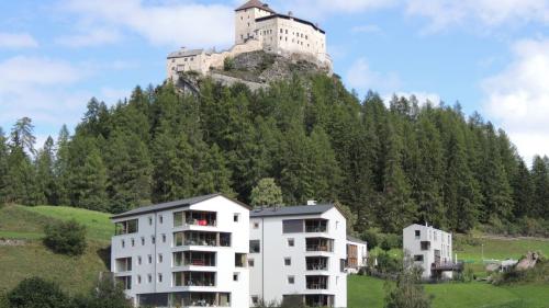 Ils duos edifizis da la cooperativa d’abitaziuns Curtin a Tarasp sun bain occupats.  (fotografia: Benedict Stecher)