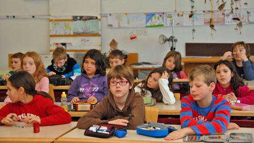 Il professer da rumantsch Rico Valär pretenda ün obligatori da rumantsch da scoulina fin pro la maturità (fotografia archiv: Nicolo Bass)