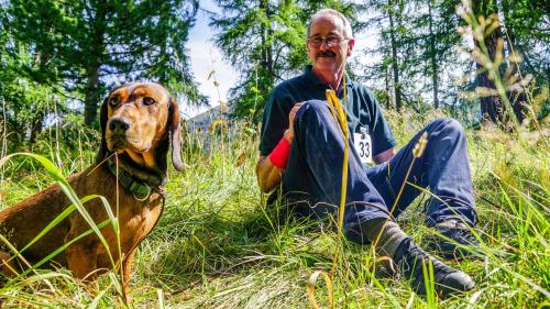 Züchter Erich Degiacomi aus La Punt Chamues-ch mit seiner zweijährigen Alpenländischen Dachsbracke «Dafna» am Rand der Zuchtschau in Samedan. Foto: Jon Duschletta