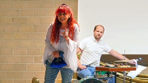 Am vergangenen Montag führte Jolanda Steiner zusammen mit Musikern des Zürcher Kammerorchesters im Rahmen des Resonanzen-Festivalsdas Märchen «s’Traumfresserli» von Michael Ende auf. Foto: z. Vfg