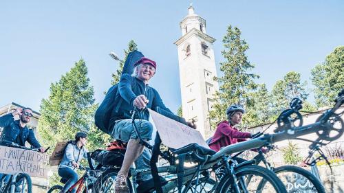 Liedermacher Linard Bardill im Pulk der Velo-Sternfahrt die am Freitag in St. Moritz-Dorf startete und in neun Etappen nach Bern an die Klima-Demo führt.. Foto: Jon Duschletta