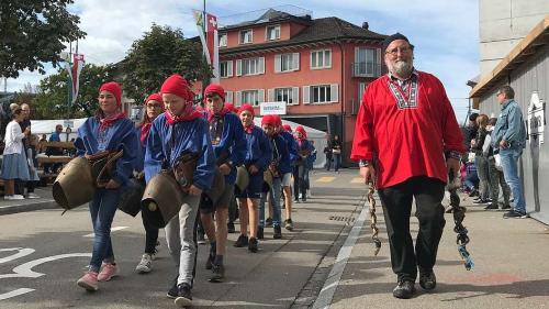 Üna vainchina d’uffants da la Val Müstair han preschantà cun lur magister Chasper Stuppan la tradiziun da Chalandamarz ed els han s-chellà e chantà da vaglia (fotografia: TESSVM).