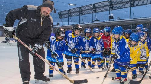 Trainer Renato Micheli mit den jüngsten Eishockeyanern. Foto: fotoswiss.com/Cattaneo