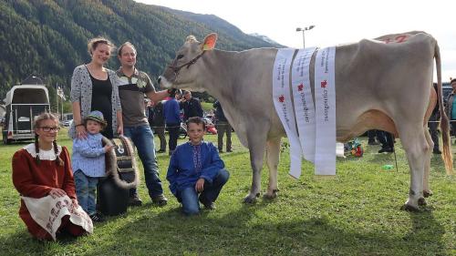 Sülla fotografia as vezza la nouva «Miss Zernez 2019» cun Arno e Flurina Schlegel cun lur mattin Damian els uffants d’onur Anna e Marino Rodigari da la Val Müstair (fotografia: Gianna Martina Peer).