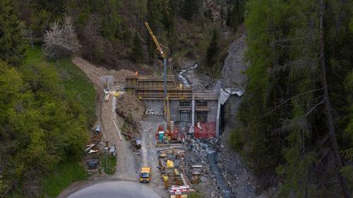 Il cumün da Scuol fabricha ün grond batschigl da material illa Val Clozza per evitar dons da boudas in cumün (fotografia: Mayk Wendt).