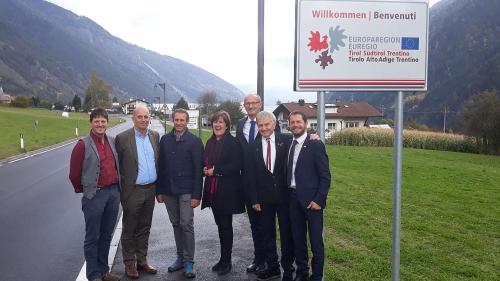 Alois Hellriegl da Tuer (da schnestra), l’incumbenzà dal Tirol per l’Euroregio Fritz Tiefenthaler, Rico Lamprecht, Rosalinda Gunsch Koch, Anton Mattle, Walter Kaswalder e Manfred Vallazza sper la nouva tabla (fotografia: mad).