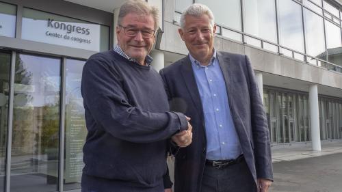 Symbolischer Akt vor dem Pontresiner Rondo: Martin Grossmann (links) übergibt das Opernfestival an Claudio Danuser.