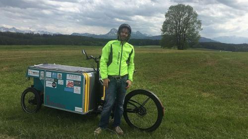 Il chantautur François Vé sün turnea cun seis velo cargo (fotografia: mad).