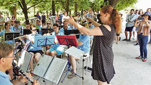 Per la Società da musica da Scuol es il viadi cul concert a Salzburg stat ün grond success. Impustüt ils giasts asiats han fotografà e filmà a tuot pudair e qualchün ha ris-chà, adonta da las chaluors, da far üna pitschna trais-cha tenor il tact da la mus