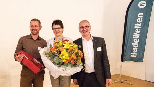 GTW-Präsident Thomas Beck (rechts) zusammen mit den Organisatoren der Herbstversammlung, Roger und Karin Tremp der Hosang Sanitär AG in Zuoz. Foto: Jon Duschletta