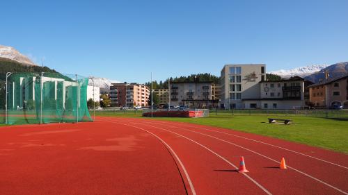 In der südöstlichen Ecke der Polowiese, gleich vor dem Hotel Sonne, soll das Schulprovisorium erstellt werden.